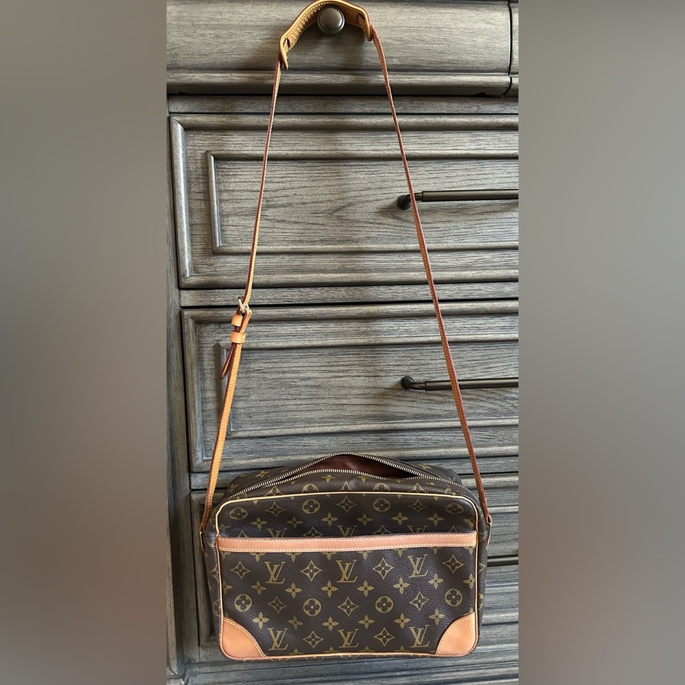 Louis Vuitton Monogram Trocadero
GM (30) Crossbody - Picture 2 of 12